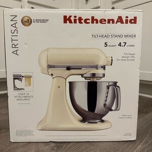 KitchenAid Artisan Tilt-Head Stand Mixer in Cream